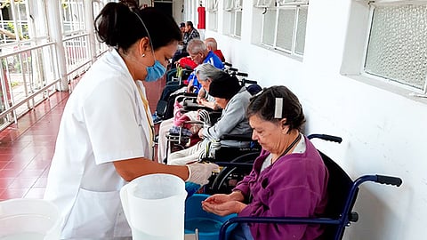 Personal de enfermería asiste a los adultos mayores para realizar su lavado de manos en repetidas ocasiones al día (Foto Cortesía) 