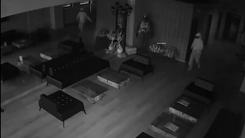 El ladrón ingresó al lugar por una ventana rota (Foto: captura YT/News Online)