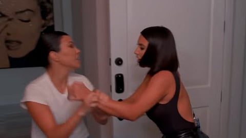 La razón de la pelea fue porque la hermana mayor del clan Kardashian-Jenner se sintió atacada por las palabras de Kim (Foto: captura YT/Keeping Up With The Kardashians)
