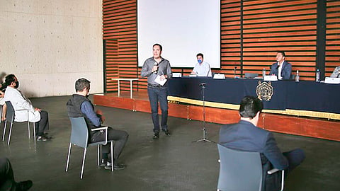 El secretario de Gobierno escuchó las necesidades de internos, estudiantes y pasantes en las áreas de salud de la UMSNH (Foto Cortesía) 