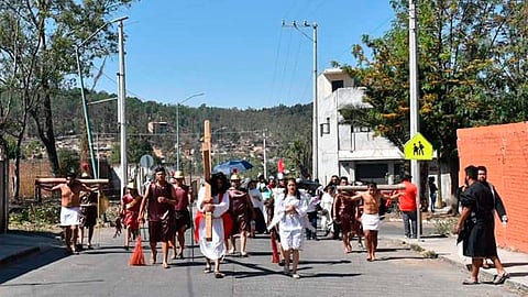En la Tenencia Morelos decidieron llevar a cabo el Viacrucis en la vía pública (Foto: cortesía)