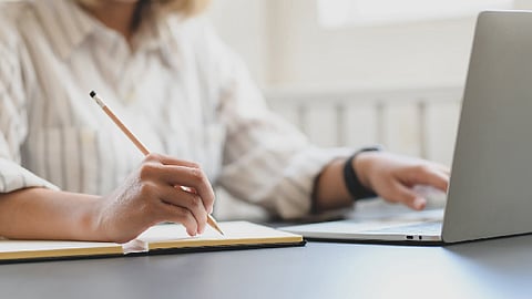 Informaron autoridades educativas que a partir del lunes 20 de abril en todas las oficinas con actividades administrativas del sector educativo público, trabajarán a través de la comunicación electrónica y a distancia (Foto: pexels.com)