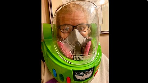 Kelly se grabó a si misma usando el casco y subió el video a su Facebook (Foto Facebook: Kelly Hogan Painter)