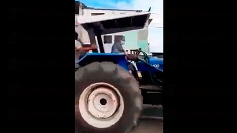 La religiosa conduce con su cubrebocas (Foto: captura de video)
