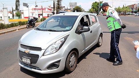 La Policía Michoacán efectúa cuestionarios a conductores y pasajeros para detectar si se encuentran realizando actividades esenciales (Foto Cortesía) 
