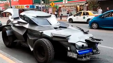 El caballero de la noche les habla a los transeúntes a través de un altavoz instalado en su nave modificada (Foto: captura TW/@SensaCineMx)