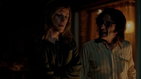 En la primera escena se ve a Bowie, interpretado por el actor Johnny Flynn, charlando con su publicista, interpretado por Marc Maron (Foto: captura YT/Film Constellation)