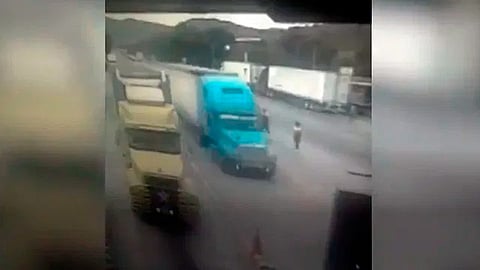 A bordo del tráiler iban dos personas (Foto: captura de video)
