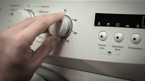 Cuando se usa la lavadora se recomienda cargar al máximo para disminuir el número de sesiones de lavado (Foto: pixabay)