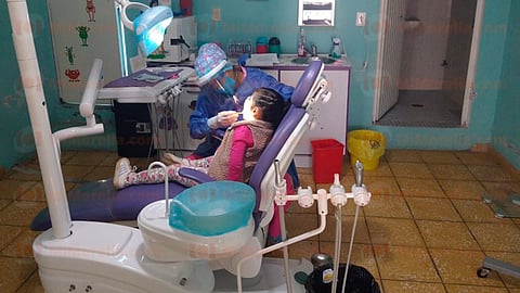 Muchos odontólogos han tenido que improvisar ante la escasez de insumos médicos (Foto: Josimar Lara)