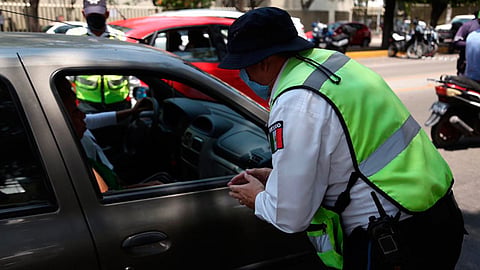 Se abordan principalmente  vehículos donde viajaban varios integrantes de familias que no acreditaron el desarrollo de funciones esenciales (Foto: Cortesía)