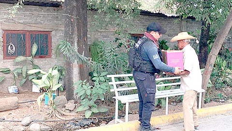 En Aguililla, Buenavista, Gabriel Zamora, Múgica, Nuevo Urecho, Parácuaro, La Huacana y la cabecera regional, la distribución de los paquetes alimenticios (Foto Cortesía) 
