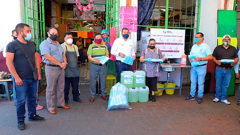 Fueron distribuidos 2 mil cubrebocas y 100 litros de líquido desinfectante para comerciantes y usuarios del mercado conocido también como de San Juan (Foto Cortesía) 