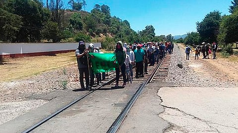 Integrantes del FNLS exigen que se respete el derecho a la educación pública (Foto: mayfirst.org)