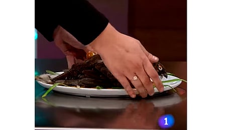 En la caja misteriosa a Saray le tocó cocinar la perdiz en un tiempo de 20 minutos, sin embargo, ella se negó a desplumar el ave (Fotograma: RTVE)