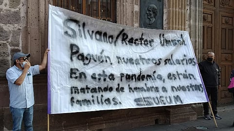 Los trabajadores se mantienen en las banquetas sin obstruir la vialidad (Foto: Guadalupe Martínez)