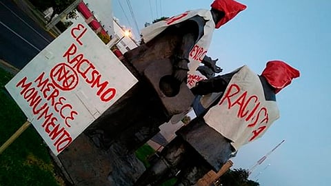 Además le cubrieron el rostro con una capucha roja (Foto: César Ocampo)