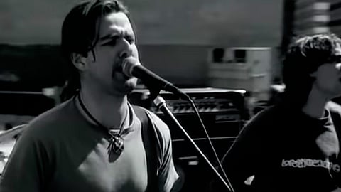 Clásico de una noche de karaoke, ¿quién no ha cantado esta canción? (Foto: Captura de pantalla)