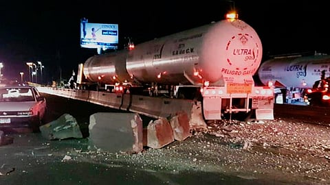 El tractocamión siniestrado es de la marca Kenworth, cabina azul, doble remolque (Foto: cortesía)