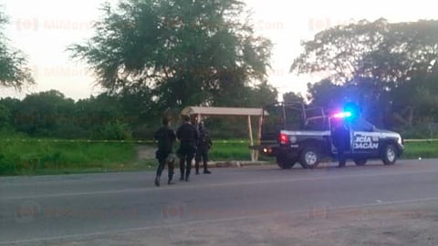 El ahora occiso estaba tirado a un costado de la carretera Lázaro Cárdenas–La Mira
(Foto: RED 113)