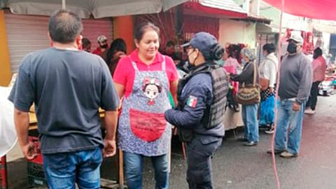 Orientan y sugieren a las personas que transitan en el centro de la ciudad y en el tianguis, eviten aglomeraciones (Foto Cortesía) 