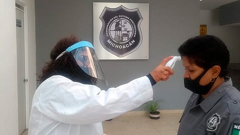 Los filtros sanitarios en las diferentes zonas de cada centro y la aplicación de gel antibacterial son ya parte de la rutina diaria del personal de custodia y administrativo (Foto Cortesía) 
