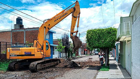 Se realiza un reencarpetamiento en la calle Paseo del Álamo, así como un riego de sello en Paseo de la Caoba (Foto Cortesía) 
