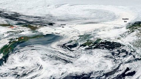 El instrumento VIIRS, detectó un sistema de baja presión que arremolinó el humo en la atmósfera sobre Alaska (Foto: NASA)