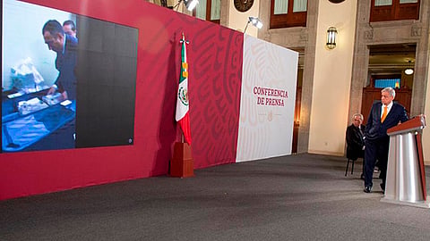 En el video exfuncionarios reciben varios fajos de billetes de diferentes denominaciones (Foto: Cortesía)