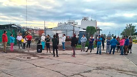 Habitantes de La Piedad, quienes llevan ya varios años sufriendo el problema del  agua potable a causa de trámites burocráticos (Foto Cortesía) 