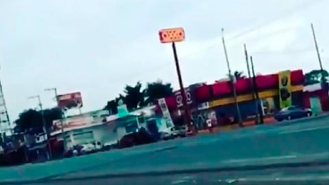 Arrancó su camioneta 3 veces para colisionar en el establecimiento (Foto: captura de pantalla)
