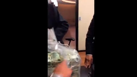 Los exfuncionarios reciben varios fajos de billetes de diferentes denominaciones (Foto: Captura de pantalla/@CiroGomezL)