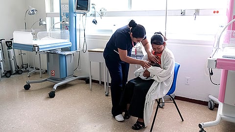 Por medio de conferencias, pláticas y cursos en línea, se brinda asesoría y capacitación a distancia a mujeres en periodo gestante, padres y familiares (Foto Cortesía) 
