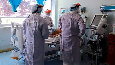 En los casos confirmados, en el grupo de edad que más se han presentado casos es en el de 30-39 años con 4,607  (Foto FB: Secretaría de Salud de Michoacán)