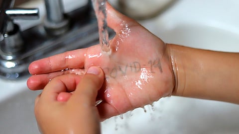 El lavado y desinfección de manos permiten la eliminación del virus y con esto, evita la contaminación de superficies (Foto Cortesía) 