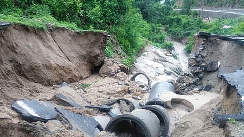 El camino sufrió un fuerte deslave que cortó esta vía de comunicación (Foto: RED-113)