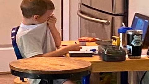 El niño de cinco años fue captado por su madre en medio del llanto (Foto: fotograma YouTube/ 
進撃のミカ)