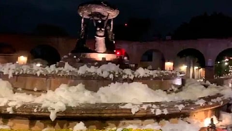 No se supo quién vertió jabón en la fuente (Foto: captura de video)