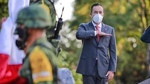 en representación del gobernador Silvano Aureoles Conejo, Herrera participó en el izamiento de la bandera de México a media asta (Foto: cortesía)