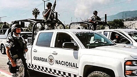 Los detenidos, fusil, cargadores, cartuchos y vehículos fueron asegurados y puestos a disposición del Ministerio Público Federal en Uruapan (Foto Archivo) 
