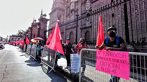 El contingente se agrupó desde Catedral hasta casi llegar a la fuente de las Tarascas, sobre la banqueta para no impedir el tránsito vial (Foto Cortesía) 