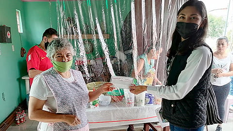 Durante su labor, entregaron a negocios y personas en general, insumos cómo cubre bocas y gel antibacterial medidas sanitarias (Foto Cortesía) 