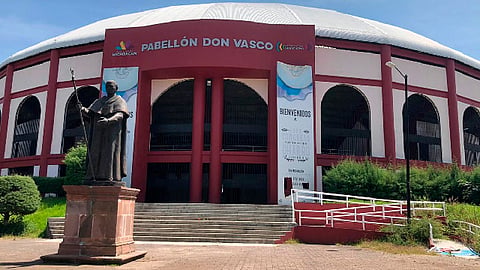 Pasadas las 13:00 al menos tres camiones de carga con el membrete de la agrupación “La Dinastía de Tuzantla” abandonaron el inmueble (Foto: MiMorelia.com)
