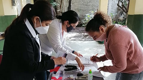 Los sobres con la tarjeta de débito sólo podrán ser entregados a la madre, padre de familia o tutor del menor beneficiario (Foto: cortesía)