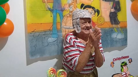El abuelito se vistió como el “Chavo del 8”: portó pantalones cortos, camisa blanca con rayas rojas, tirantes y un gorro con orejeras (Foto Twitter: @celinhamanhaes)