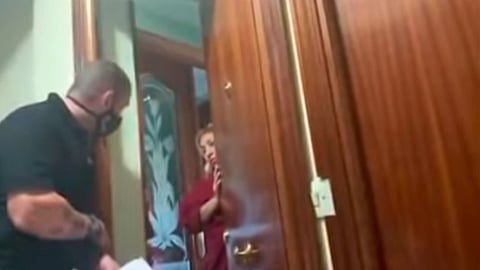 Luego de varios días de protestas e intentos de negociación, los abogados consiguieron que la trabajadora aceptara desocupar la casa (Foto:  fotograma YouTube/ Oculta Violencia )
