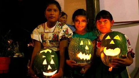 Actualmente no es común ver a niños recorriendo las calles con calaveras de chilacayote (Foto Twitter: @cronicabanqueta)