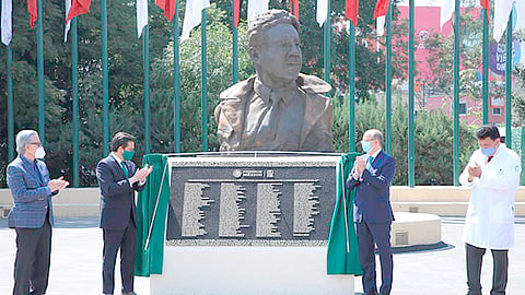 Zoé Robledo, y el secretario general del SNTSS, también develaron busto del doctor Rubén Argüero, quien realizó primer trasplante de corazón en México (Foto Cortesía) 