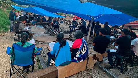 El bloqueo férreo ha provocado que 36 trenes y 24 locomotoras estén detenidas (Foto FB: Poder de Base Prensa)