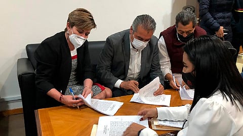 Cerca de las 20:00 horas se realizó el trámite administrativo y la firma de los acuerdos (Foto: Marco Santoyo)